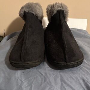 Old Navy Women's Black Fur-Lined Slippers